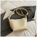 Sac seau minimaliste beige en cuir grainé avec bandoulière pour femme élégante - Sans Pendentif / Blanc Cassé