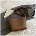 Sac seau marron en cuir grainé avec surpiqûres blanches contrastées et bandoulière chic - Sans Pendentif / Marron