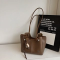 Minimalistische dunkelbraune Leder-Tote-Bag mit Silberperlen und Plüschkugel-Anhänger - Braun mit Anhänger