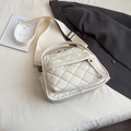 Bolso de hombro blanco acolchado con rombos y correa ancha de nailon acolchado - Blanco