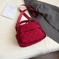 Bolso de hombro acolchado color burdeos con diseño de rombos y correa ajustable - Rojo