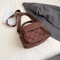 Bolso bandolera acolchado marrón oscuro con diseño de rombos y correa de nailon - Marrón