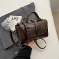 Bolso de mano cuadrado en cuero marrón oscuro con hebilla vintage y correa de hombro - café