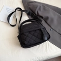 Bolso de hombro acolchado negro con diseño de diamantes y correa ancha para mujer - Negro