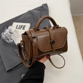 Bolso vintage de cuero mate marrón oscuro con correa ajustable y detalle de hebilla - Marrón