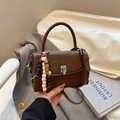 Borsa a tracolla vintage minimalista in pelle testa di moro con perline colorate - Marrone