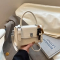 Piccola borsa quadrata in pelle PU bianca con ciondolo in perline di legno e chiusura - Bianco