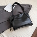 Minimalistische schwarze Kunstleder-Tragetasche mit verstellbarem Riemen und Anhänger - Schwarz / Groß