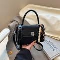 Elegante borsa a tracolla nera minimalista con chiusura argento e ciondolo in legno - Nero