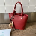 Sac seau rouge à motif litchi avec poignées en corde et breloque de baseball chic - Avec Pendentif Baseball / Rouge
