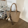 Sac seau kaki grainé avec poignée nouée et porte-clés baseball sur une table en bois - Avec Pendentif Baseball / Marron