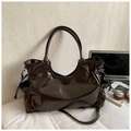 Sac fourre-tout marron foncé en similicuir brillant avec cordons et bandoulière réglable - Café sans Pendentif
