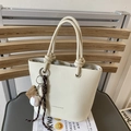 Sac seau chic en cuir litchi blanc crème avec breloques sport et poignées supérieures - Avec Pendentif Baseball / Blanc