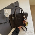 Bolso tote de ante marrón oscuro con colgante de oso y correa de hombro ajustable - Con Colgante / Marrón