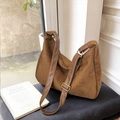 Borsa hobo in finta pelle scamosciata marrone con tracolla larga e dettagli in metallo - Marrone