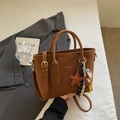 Bolso tote de ante sintético marrón oscuro con logotipo dorado y colgante de estrella - Con Colgante / Marrón