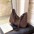 Grande borsa tote in pelle scamosciata marrone scuro con tracolla regolabile in pelle e fibbia - Marrone