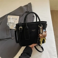 Bolso bandolera negro elegante con colgante de oso y logotipo dorado sobre blanco - Con Colgante / Negro