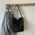 Borsa hobo retrò in denim nero con doppie tasche e cuciture bianche a contrasto - Nero