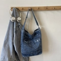 Borsa hobo in denim blu scuro lavato con tasche anteriori e tracolla regolabile - Blu