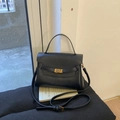 Vue détaillée d'un sac à main vintage noir en cuir avec un fermoir carré doré élégant - Noir