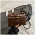 Gesteppte Handtasche in Dunkelkaffee mit Leder-Mix und edlen goldenen Doppelreißverschlüssen - Braun