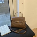 Détail du sac cabas marron vintage montrant le fermoir doré et la poignée supérieure - Marron