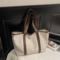 Minimalistische Canvas-Einkaufstasche in Creme mit dunkelbraunen Lederriemen und Nieten - Cremeweiß