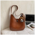 Sac hobo vintage marron avec nœud léopard et pendentif cœur sur bureau élégant - Marron Jaunâtre Avec Pendentif