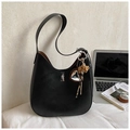 Sac à main minimaliste noir en similicuir avec large bandoulière et breloque léopard - Noir avec pendentif