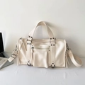 Schicke cremefarbene Vintage-Handtasche mit Reißverschlüssen und Retro-Metallnieten - Weiß