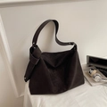 Große dunkelbraune Hobo-Tasche mit schickem Knotengurt und markanter Blumenprägung - Braun