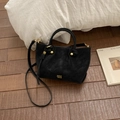 Secchiello chic in camoscio nero con finiture dorate e dettagli di cinturini annodati - Nero