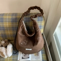 Detail der braunen Schultertasche aus Wollmischung mit weißer Stickerei und Rüschenträger - Braun
