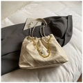 Borsa a tracolla trapuntata crema con catena dorata e ciondolo a stella chic - Bianco Sporco