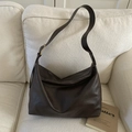 Detalle de bolso tote grande marrón oscuro con correa ancha y herrajes dorados - Marrón