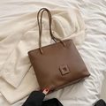 Donkerbruine shopper met verticale geplooide textuur en leren schouderbanden - Bruin