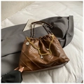 Borsa tote trapuntata marrone scuro in ecopelle con coulisse e ciondolo a stella chic - Marrone