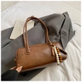 Bolso de hombro retro de cuero marrón con correas largas y colgante de cuentas - Marrón
