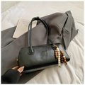 Bolso bajo el brazo retro negro minimalista con colgante de madera y logotipo - Negro