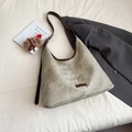 Borsa tote grigio scuro minimalista con bordo marrone e ciondolo orsetto di peluche - Grigio Riso Con Pendente