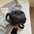 Sac coque en jean noir délavé avec logo en cuir et fermeture éclair double pratique - Noir
