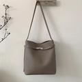 Dettaglio della pelle grigia e della fibbia argentata sulla borsa a secchiello - Grigio