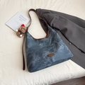 Borsa a spalla in denim blu vintage con finiture in pelle e ciondolo orsetto morbido - Blu con Pendente