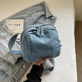 Sac bandoulière minimaliste en jean bleu clair en forme de coquille avec étiquette cuir - Bleu