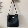 Dettaglio borsa a secchiello in pelle blu navy con cuciture a contrasto bianche e chiusura - Nero