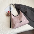 Borsa a spalla in pelle marmorizzata rosa con tracolla nera e logo del marchio - Rosa con ciondolo