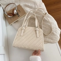 Minimalistische beige gesteppte Umhängetasche mit Schnallenriemen und Schultergurt - Beige