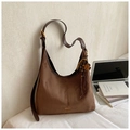 Minimalistische dunkelbraune Wildleder-Hobo-Tasche mit Kleeblatt-Anhänger und Golddekor - Kaffee mit Anhänger