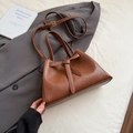 Secchiello vintage marrone caramello con dettaglio nodo e tracolla regolabile da donna - Marrone